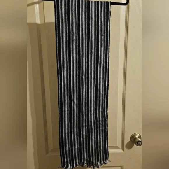 Amicale 100% Merino Wool Double Sided Design Scarf - Picture 2 of 6